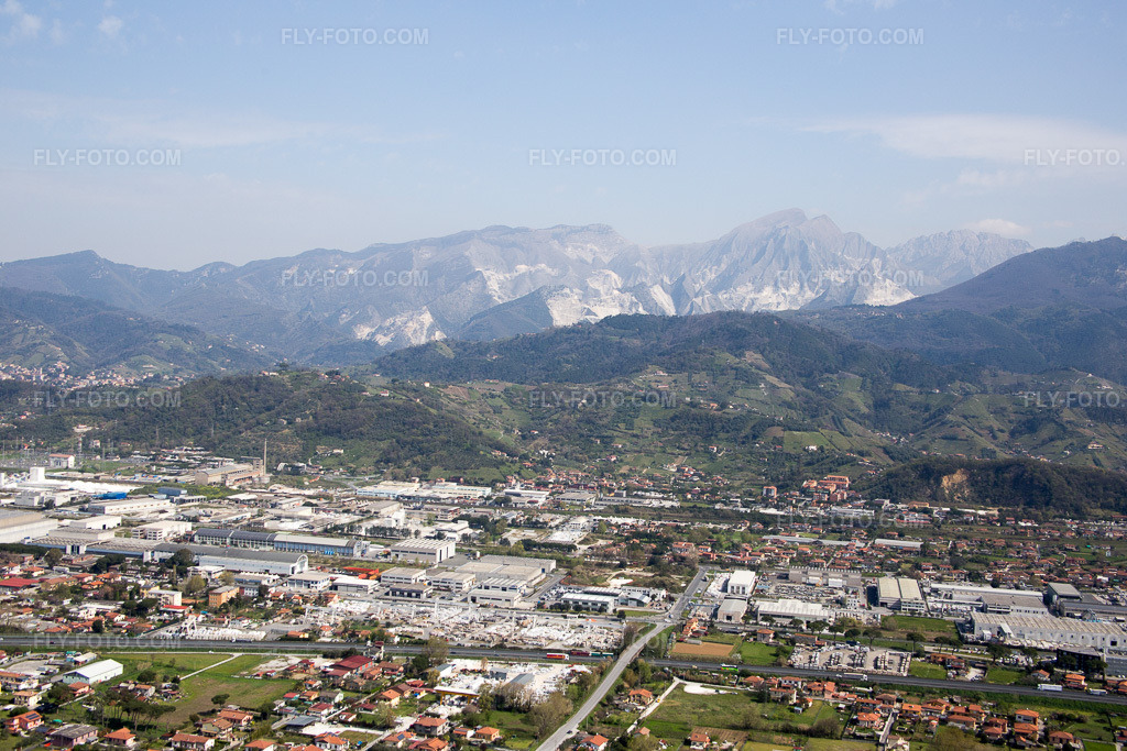 Aerial view: View of the town in Avenza in the state Tuscany, Italy.Photo: IMG_087182.jpg taken on 04/04/2016 by Werner Riehm/FLY-FOTO.comResolution of the original: 5472 x 3648 px