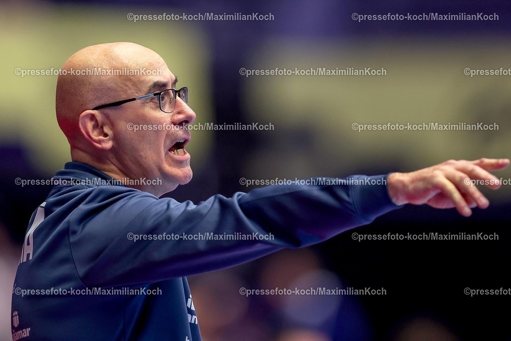 EHF15012601047 | 15.01.2026, Handball, Men's EHF EURO 2026, Spanien - Serbien, Jyske Bank Boxen in Herning, Dänemark, Preliminary Round: Headcoach Jordi Ribera Romans (Espania #hc) gestikulierend am Spielfeldrand  