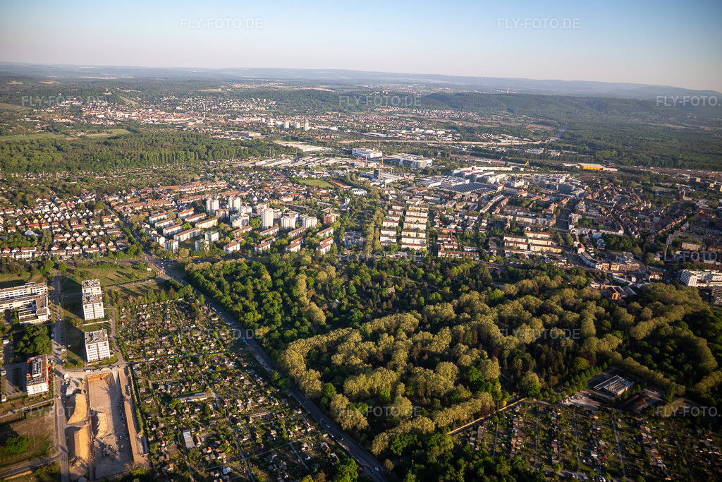 Luftbild: Hauptfriedhof aus Nordosten im Ortsteil Oststadt in Karlsruhe im Bundesland Baden-Württemberg in Deutschland. Foto: IMG_120513.jpg vom 23.04.2020 durch Werner Riehm/FLY-FOTO.de