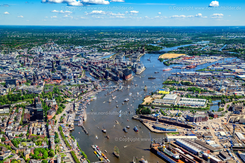 Hamburg_Hafengeburtstag_ELS_8229090525 | HAMBURG 09.05.2025 Auslaufparade Hamburger Hafengeburtstag in Hamburg, Deutschland. // Parade Harbor Birthday in Hamburg Germany. Foto: Martin Elsen