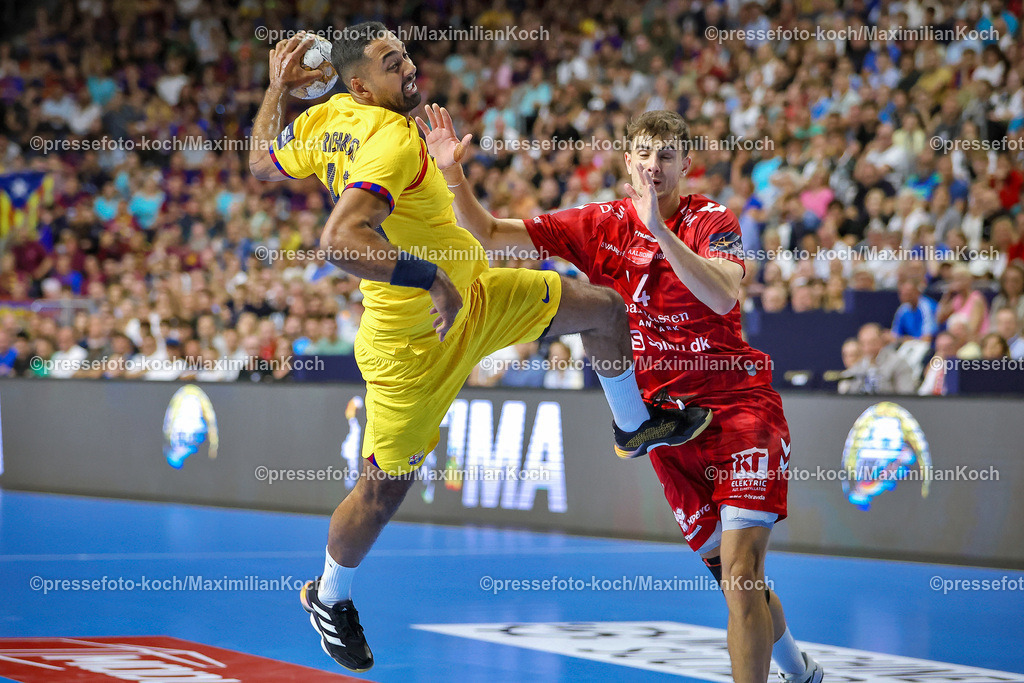 KoeEHF09062402009 | 09.06.2024, Köln, Handball, TruckScout24 EHF FINAL4, Machineseeker Champions League Men, Lanxess-Arena, Finale, Aalborg Handbold - FC Barcelona: Melvyn Richardson (FC Barcelona) gegen Mads Hoxer (Aalborg Handbold)