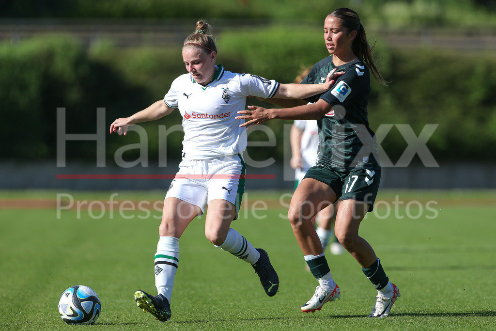 Fussball, DFB-Pokal Frauen, Borussia Mönchengladbach - SV Werder Bremen | v.li.: Carolin Corres (Borussia Mönchengladbach, 3) und Amira Dahl (SV Werder Bremen, 17) im Zweikampf, Duell, Dynamik, Aktion, Action, Spielszene, DIE DFB-RICHTLINIEN UNTERSAGEN JEGLICHE NUTZUNG VON FOTOS ALS SEQUENZBILDER UND/ODER VIDEOÄHNLICHE FOTOSTRECKEN. DFB REGULATIONS PROHIBIT ANY USE OF PHOTOGRAPHS AS IMAGE SEQUENCES AND/OR QUASI-VIDEO.