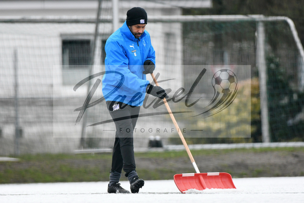 20200226_TRAOSN_0003 | Fussball, Herren: Trainer Daniel Thioune (VfL Osnabrueck) beim Schneeschippen waehrend der Trainingseinheit des VfL Osnabrueck im Sportpark Illoshoehe am 26.02.2020 in Osnabrueck, Deutschland. - Realisiert mit Pictrs.com