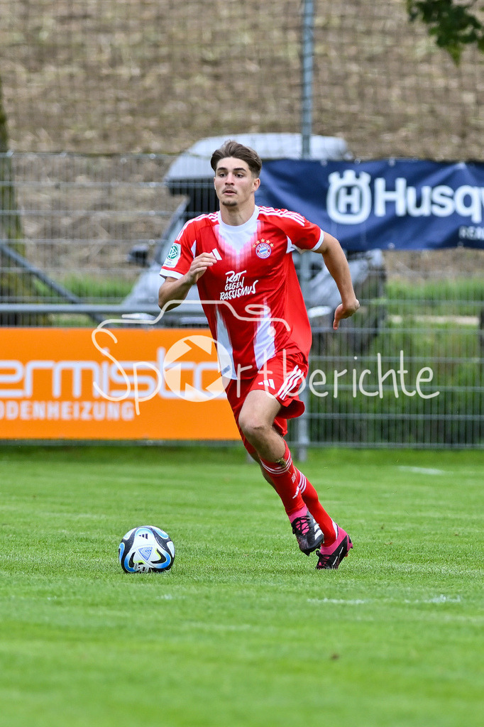 SSV Ulm 1846 Fussball U19 - FC Bayern München U19 | am BAll Rafpael PAVLIC (FCB #4) / Einzelfoto / Freisteller / U19 DFB Nachwuchsliga: SSV Ulm 1846 Fussball - FC Bayern München, Hauptspielfeld Langenau am 02.08.2025