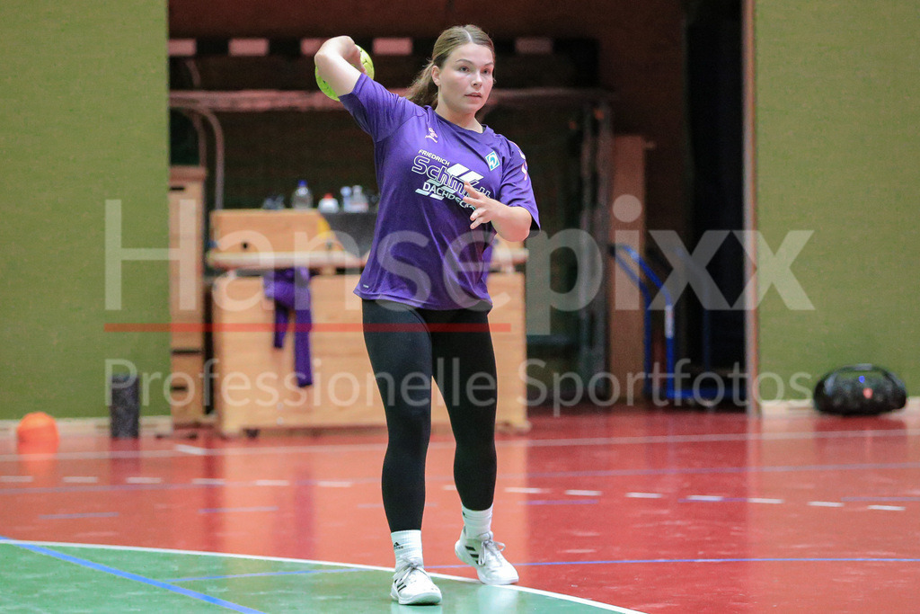 Handball, 2. Bundesliga Frauen, Training SV Werder Bremen | v.li.: Madita Probst (SV Werder Bremen, 10) am Ball, Spielszene, Aktion, Action