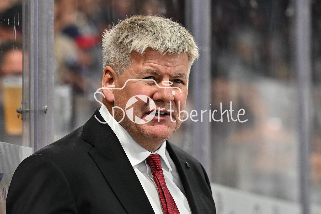Nürnberg Ice Tigers - Augsburger Panther | Im Bild Bill PETERS Trainer Augsburger Panther / Einzelfoto / Freisteller / DEL: Nürnberg Ice Tigers - Augsburger Panther; PSD Bank Nürnberg ARENA am 12.09.2025