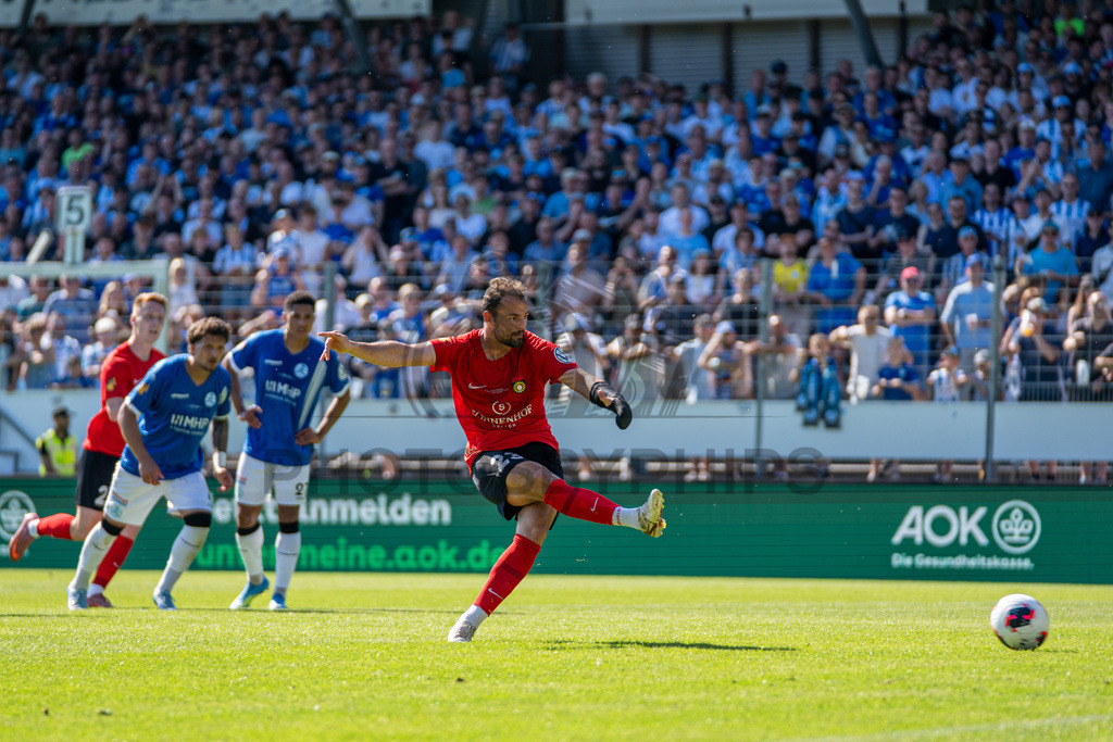 Stuttgarter Kickers vs. SG Sonnenhof Großaspach, Fussball, WFV-Pokal, Finale, 23.05.2026 | Fabian Eisele (SG Sonnenhof Großaspach, #23) tritt zum Elfmeter an und verwandelt ihn zum 0:2,Stuttgarter Kickers vs. SG Sonnenhof Großaspach, Fussball, WFV-Pokal, Finale, 23.05.2026