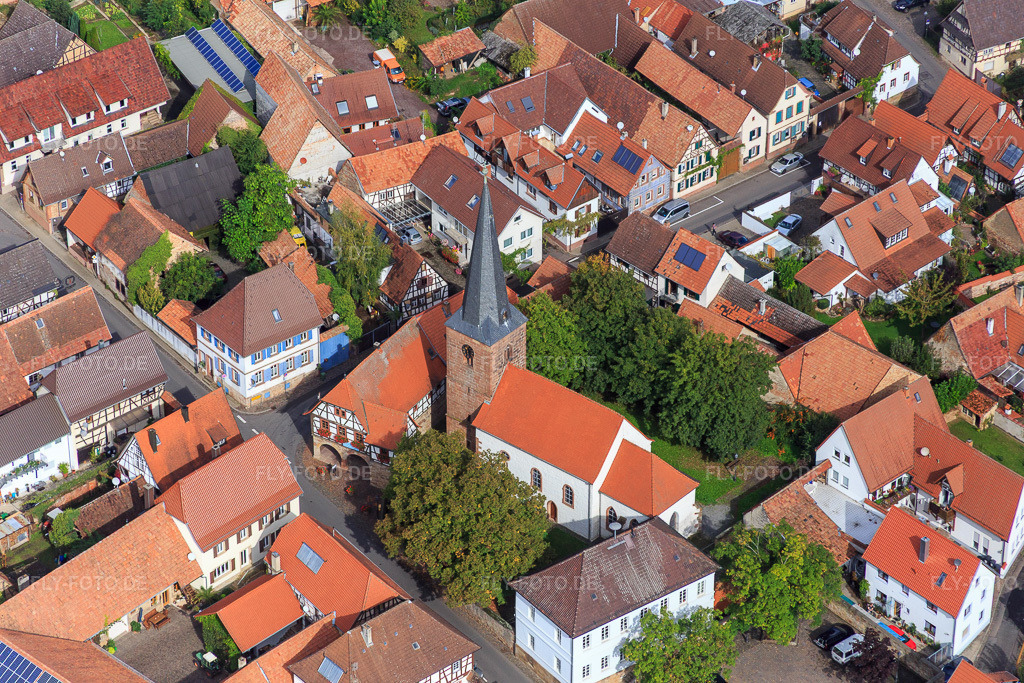 Luftbild: Kirche Heuchelheim-Klingen im Ortsteil Heuchelheim in Heuchelheim-Klingen im Bundesland Rheinland-Pfalz in Deutschland. Foto: IMG_072637.jpg vom 19.09.2014 durch Werner Riehm/FLY-FOTO.deAuflösung des Originals: 5472 x 3648 pxKirche in Heuchelheim – Heuchelheim-Klingen