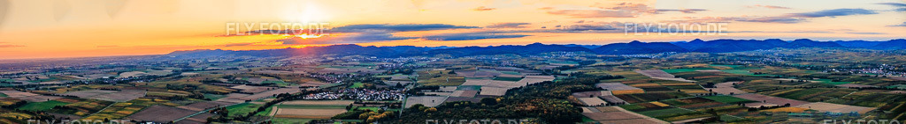 Panorama der Haardt  am Abend  in der südlichen Weinstraße von Schweigen bis Mörzheim | Luftbild: Panorama der Haardt  am Abend  in der südlichen Weinstraße von Schweigen bis Mörzheim in Niederhorbach im Bundesland Rheinland-Pfalz in Deutschland. Foto: IMG_150429-Pano.jpg vom 15.10.2025 durch Werner Riehm/FLY-FOTO.de - Realisiert mit Pictrs.com