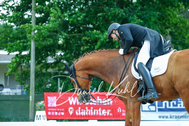 DKP41303 | Turnierfotos kaufen im Webshop von Daniel Kuhl Photography – entdecke professionelle Reitsportfotos aus Turnieren & Events. Hochwertige Turnierbilder online bestellen & sichern. Jetzt Fotos von Reitsportturnieren kaufen!