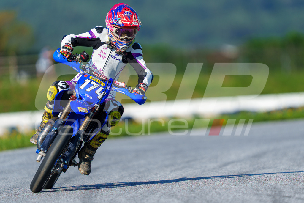 SuperMoto_Staatsmeisterschaft_Greinbach_008 | GRIPcapture steht für authentische Sportfotografie in Österreich – für Momente, die mehr sind als Geschwindigkeit oder Ergebnis. Es geht um Emotion, Spannung, Fokus und den Augenblick, der oft nur einen Wimpernschlag dauert.Ob Motorsport, Teamsport oder 