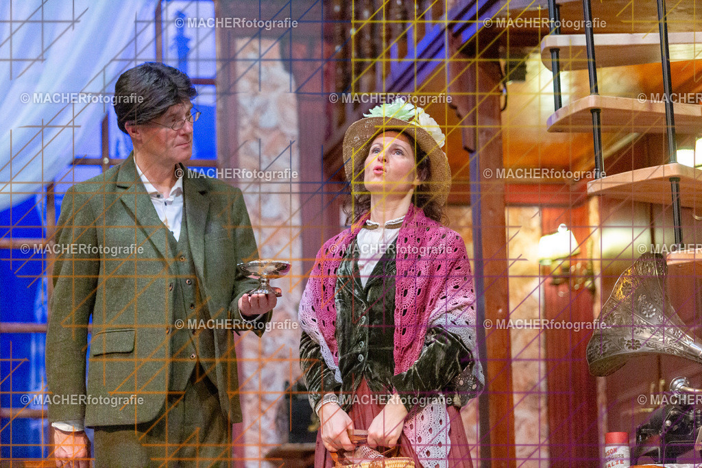 134_MFL-2025 | Portraitbilder von Regisseur; Darsteller; Techniker; Maske; Kostüme; Chor; Musiker; Bilderserie der Generalprobe und der Premierenvorstellung, Szenenbilder; Ausdrucksstudien; Bühnenüberblick; Bühnenkulissen; Pressefotos inkl. Redaktionsfoto Darstellergruppe.