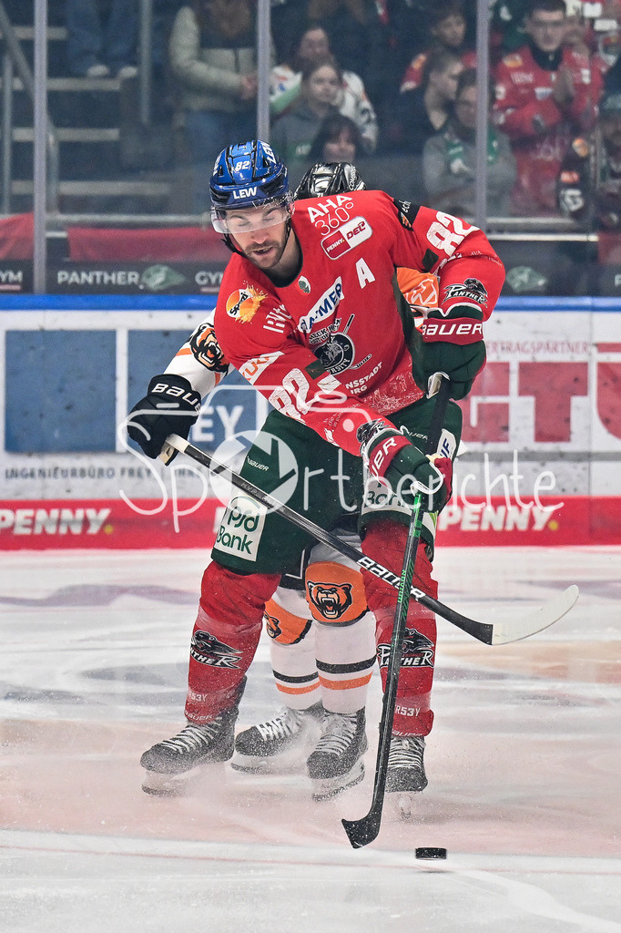 Augsburger Panther - Grizzlys Wolfsburg | am Puck Alexandre GRENIER (Augsburger Panther 82) / DEL: Augsburger Panther - Grizzlys Wolfsburg; Curt Frenzel Stadion am 10.10.2025