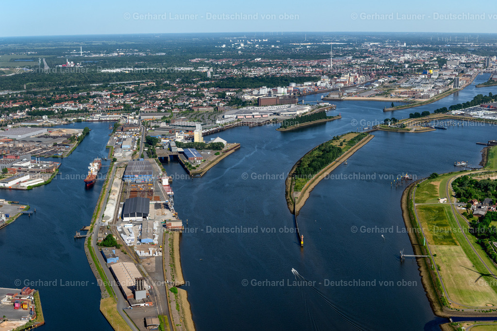 4030143 | BREMEN 01.06.2020 Hafenanlagen am Ufer des Fluß- Verlaufes der Weser im Ortsteil Industriehäfen in Bremen, Deutschland. Weiterführende Informationen bei: bremenports GmbH &amp; Co. KG. // Port facilities on the banks of the river course of the Weser in the district Industriehaefen in Bremen, Germany. Further information at: bremenports GmbH &amp; Co. KG. Foto: Gerhard Launer