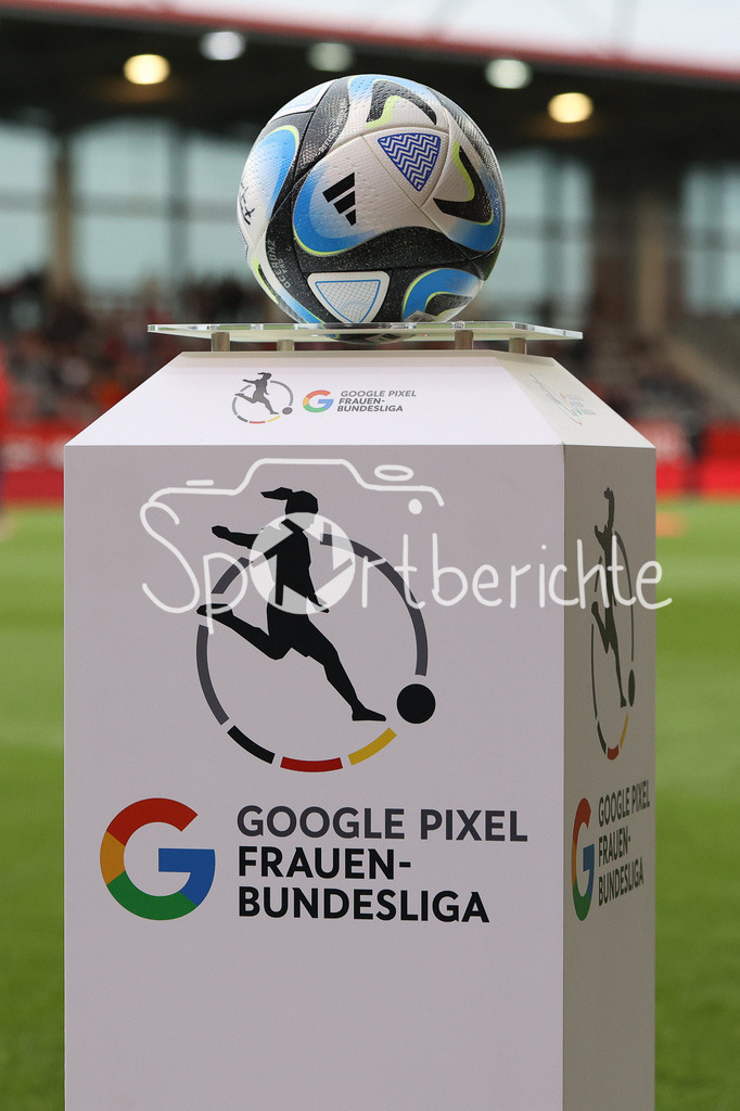 FC Bayern München Frauen - SV Werder Bremen Frauen | Der Spielball der Partie zwischen den Frauen des FC Bayern und des SV Werder Bremen / Symbolbild./ Einlauf