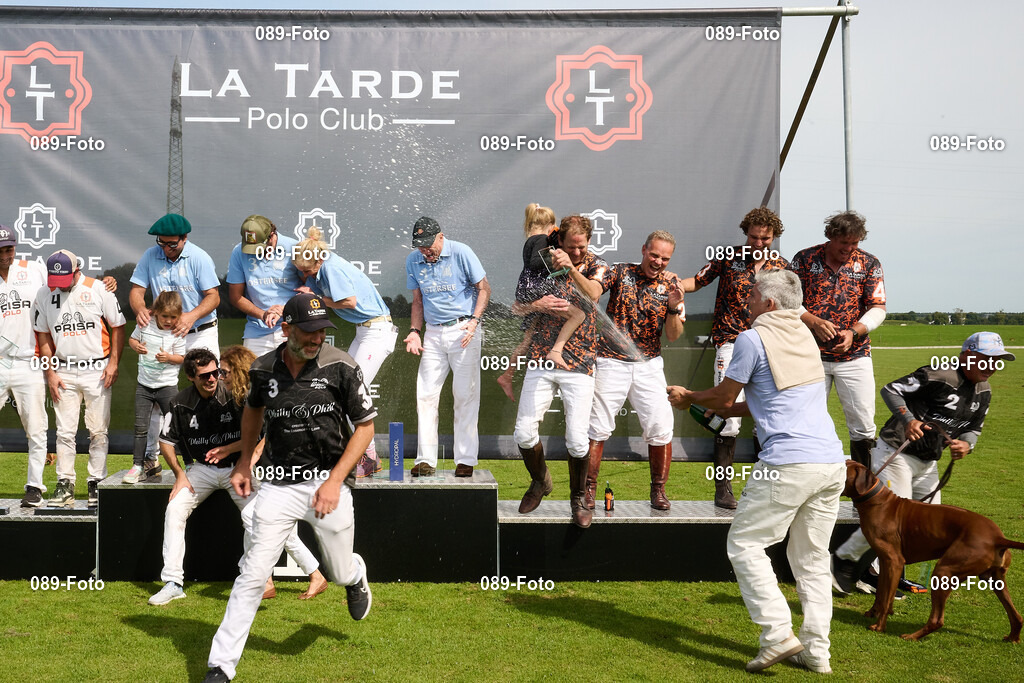 La Tarde Trachten Polo Cup 2025, Siegerehrung, Polo Teams La Tarde, Philly & Phill, Ostersee, Chiemsee, | La Tarde Polo Club Munich, La Tarde Trachten Polo Cup 2025, Siegerehrung, Polo Teams La Tarde, Philly & Phill, Ostersee, Chiemsee,, 2025-09-07,Foto: 089-foto.org - Realisiert mit Pictrs.com