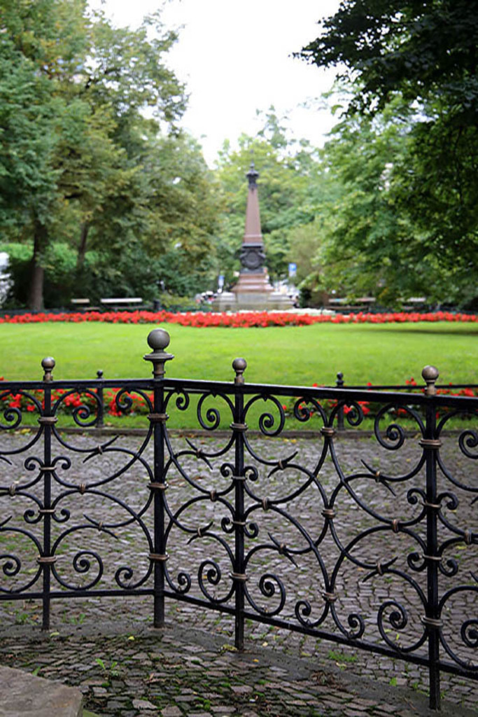 Foto: Leipzig - Altes Bach-Denkmal - Blick zum Plato Dolz Denkmal | Das Team hinter BILDLEXIKON LEIPZIG bündelt historische wie aktuelle Informationen über die Stadt Leipzig in Text und Bild auf einer Plattform und stellt diese der interessierten Öffentlichkeit zur Verfügung.