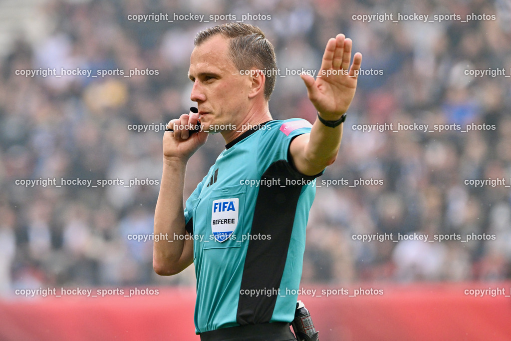 SK Puntigamer Sturm vs. SK Rapid Wien Siegerehrung, Impressionen | Sebastian Gishamer Referee, SK Puntigamer Sturm vs. SK Rapid Wien Siegerehrung, Impressionen, SK Puntigamer Sturm vs. SK Rapid Wien Siegerehrung, Impressionen am 01.05.2024 in Klagenfurt (Wörthersee Stadion ), Austria, (Photo by Bernd Stefan)