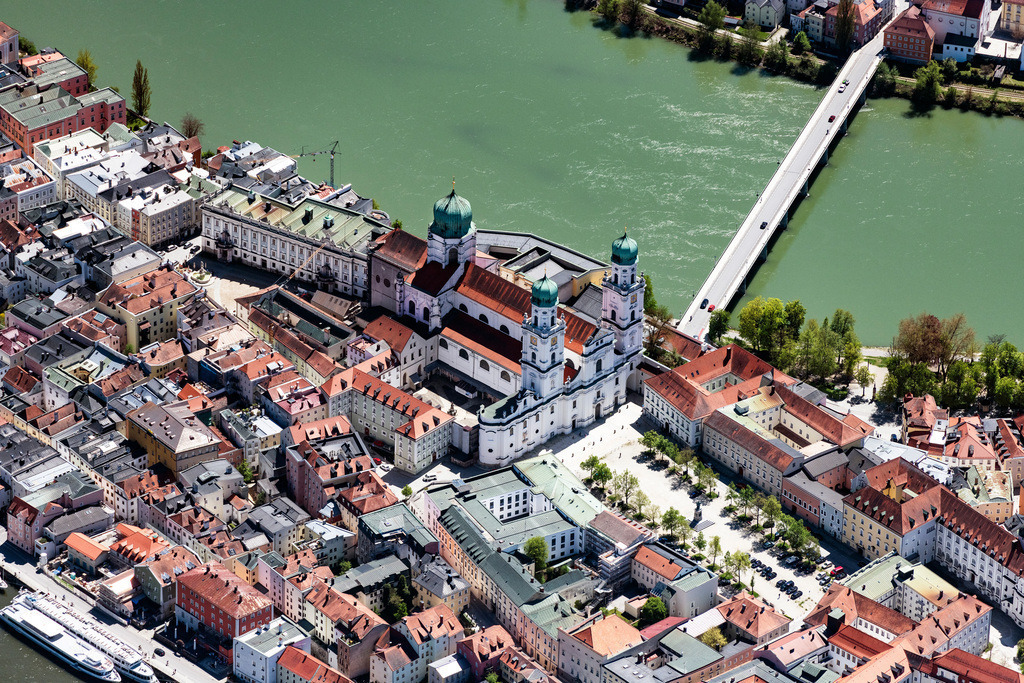dr__0062377.jpg | PASSAU 09.05.2021 Altstadtbereich und Innenstadtzentrum der Drei-Flüsse-Stadt in Passau im Bundesland Bayern, Deutschland. // Old Town area and city center of Drei-Fluesse-Stadt in Passau in the state Bavaria, Germany. Foto: Daniel Reiter