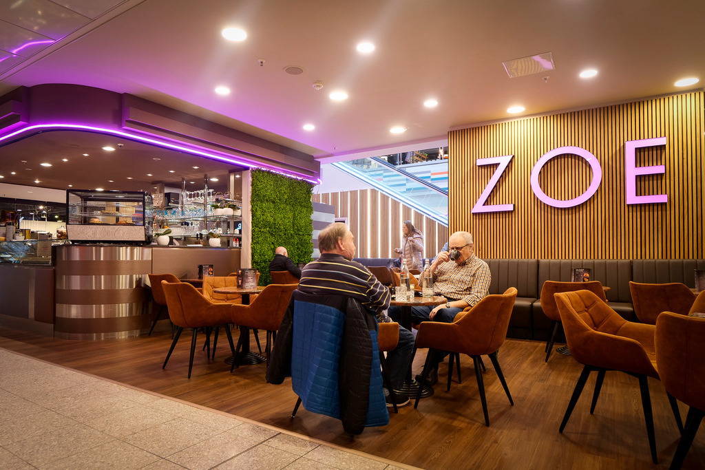 Leocenter | Leonberg - Serge Micarelli ist seit einem Jahr Manager im Leo-Center. Aus diesem Anlass zieht er eine Bilanz, was er in diesen zwölf Monaten bewegt hat. Im Bild: Eiscafé Zoe - Realisiert mit Pictrs.com