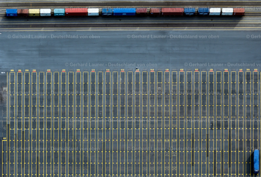 4030656 | DORTMUND 13.02.2021 Winterlich schneebedeckte Parkanlage " Park der Partnerstädte " an der Brinkhoffstraße im Ortsteil Cityring-West in Dortmund im Ruhrgebiet im Bundesland Nordrhein-Westfalen, Deutschland. // Wintry snowy park of " Park of Partnerstaedte " on the Brinkhoffstrasse in the district Cityring-West in Dortmund at Ruhrgebiet in the state North Rhine-Westphalia, Germany. Foto: Gerhard Launer