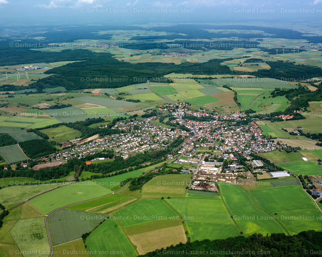 2614770 | NIEDER-OHMEN 09.06.2006 Ortsansicht am Rande von landwirtschaftlichen Feldern und Nutzflächen  in Nieder-Ohmen im Bundesland Hessen, Deutschland // Village view on the edge of agricultural fields and land  in Nieder-Ohmen in the state Hesse, Germany Foto: Gerhard Launer