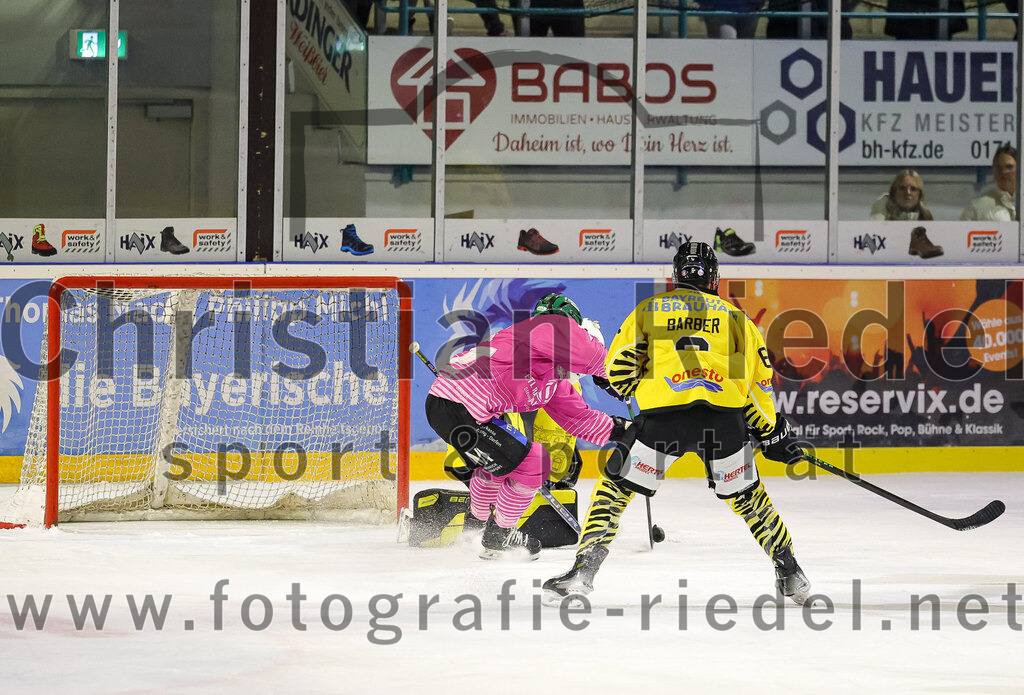 2025-10-10_099_TSV_Erding_gegen_onesto_Tigers_Bayreuth | Erding, Deutschland, 10.10.2025:Eishockey, Oberliga Süd 2025 / 2026, 7. Spieltag, TSV Erding gegen onesto Tigers Bayreuth, Endergebnis: 2:5Torwart Leon Meder (Erding Gladiators, #39), Alexander Barber (onesto Tigers Bayreuth, #6)Foto: Christian Riedel / fotografie-riedel.net
