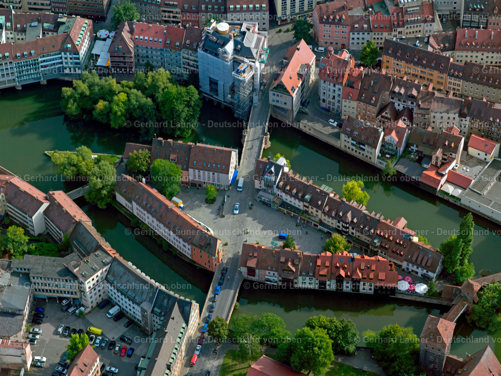 2421045 | Trödelmarkt, Nürnberg 2004 Insel am Ufer des Flußverlaufes der Pegnitz in Nürnberg im Bundesland Bayern, Deutschland. // Island on the banks of the river course of Pegnitz in Nuremberg in the state Bavaria, Germany. Foto: Gerhard Launer