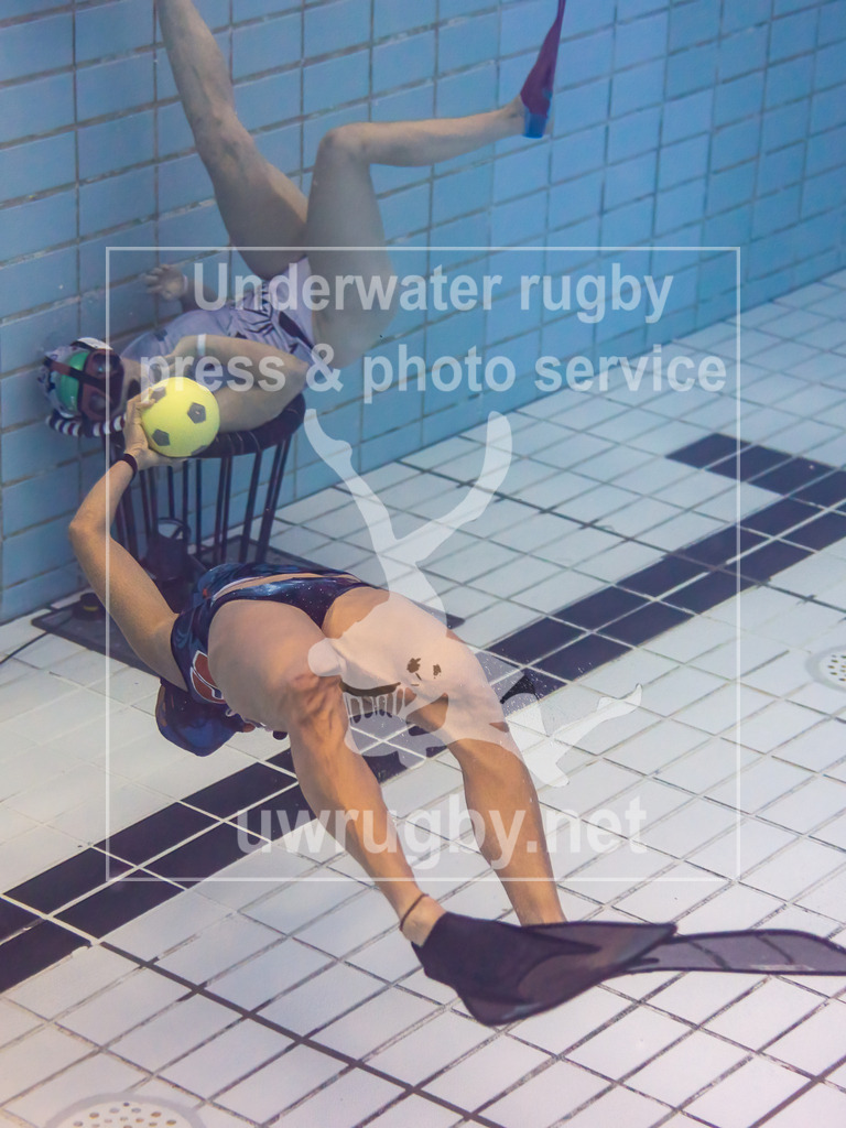 GER, Hammerheads(USA) vs. Amager UVR (Dänemark), Damen, Unterwasser-Rugby, Champions Cup 2024,  24.11.2024 | Laura Cardona (Hammerheads, #66) im Torangriff auf das dänische Tor. - Realisiert mit Pictrs.com