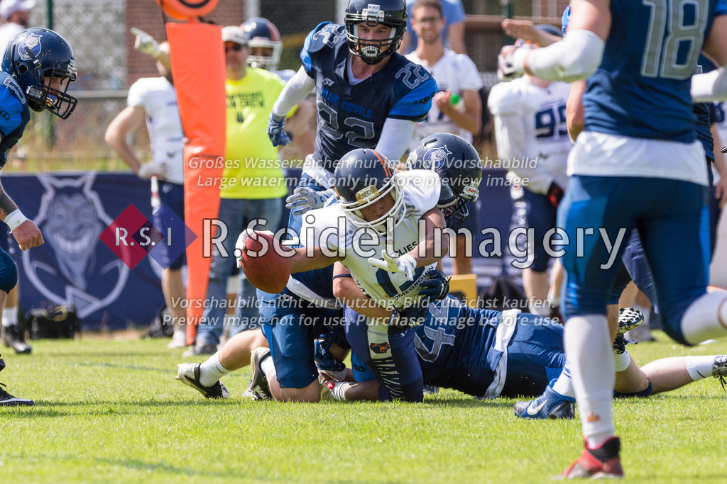 American Football, Saison 2022, Regionalliga Nord, Hamburg Blue Devils - Hannover Grizzlies, Dr.-Hermann-Schnell-Sportplatz (Hamburg), 18.06.2022, 4. Gameweek | Sportfotos aus Hamburg, Eventfotos oder freie Arbeiten von R.Seidel Imagery – einfach online kaufen.