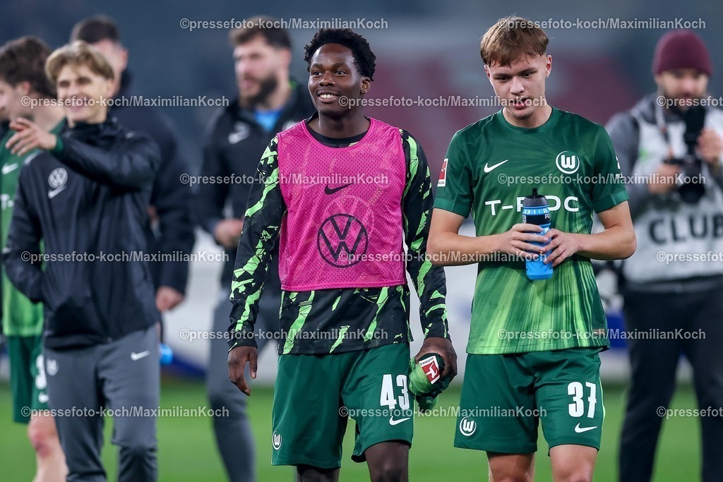 BMG13122502221 | 13.12.2025, Fußball, Borussia Mönchengladbach - VfL Wolfsburg, 1. Fußball Bundesliga, 14.Spieltag, Borussia-Park, Saison 2025 2026: Trevor Benedict (VfL Wolfsburg #43) glücklich neben Pharell Hensel (VfL Wolfsburg #37)   DFB regulations prohibit any use of photographs as image sequences and or quasi-video.