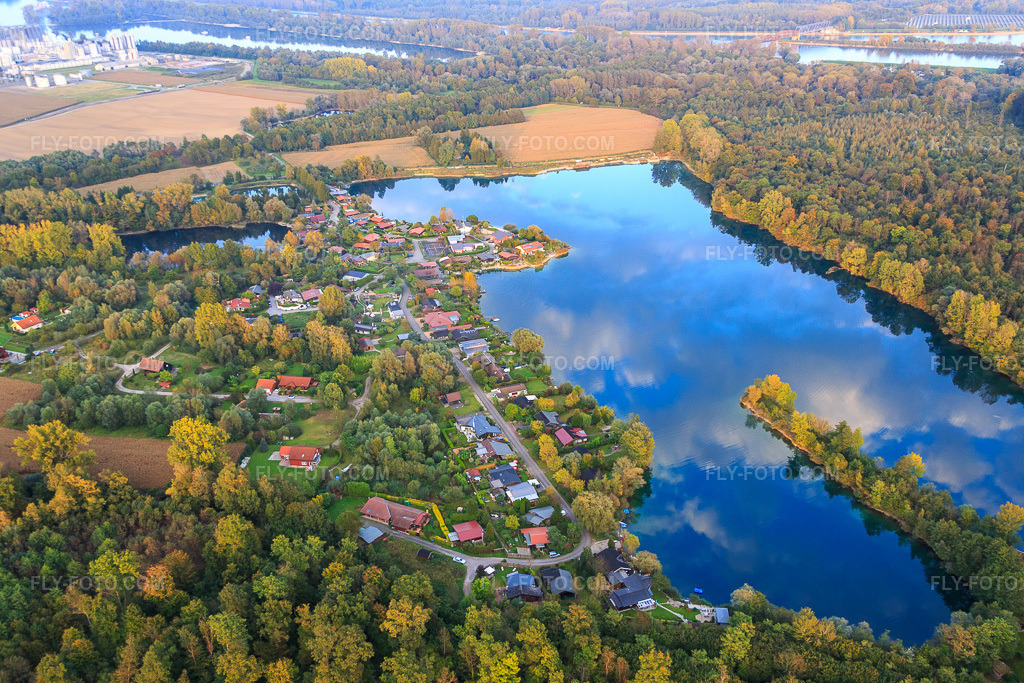 Aerial view: Weekend houses at Etang des Chalets du Lac in Beinheim in the state Bas-Rhin, France. – Photo: IMG_074436.jpg taken on 10/04/2014 by Werner Riehm/FLY-FOTO.com – Resolution of the original: 5472 x 3648 px