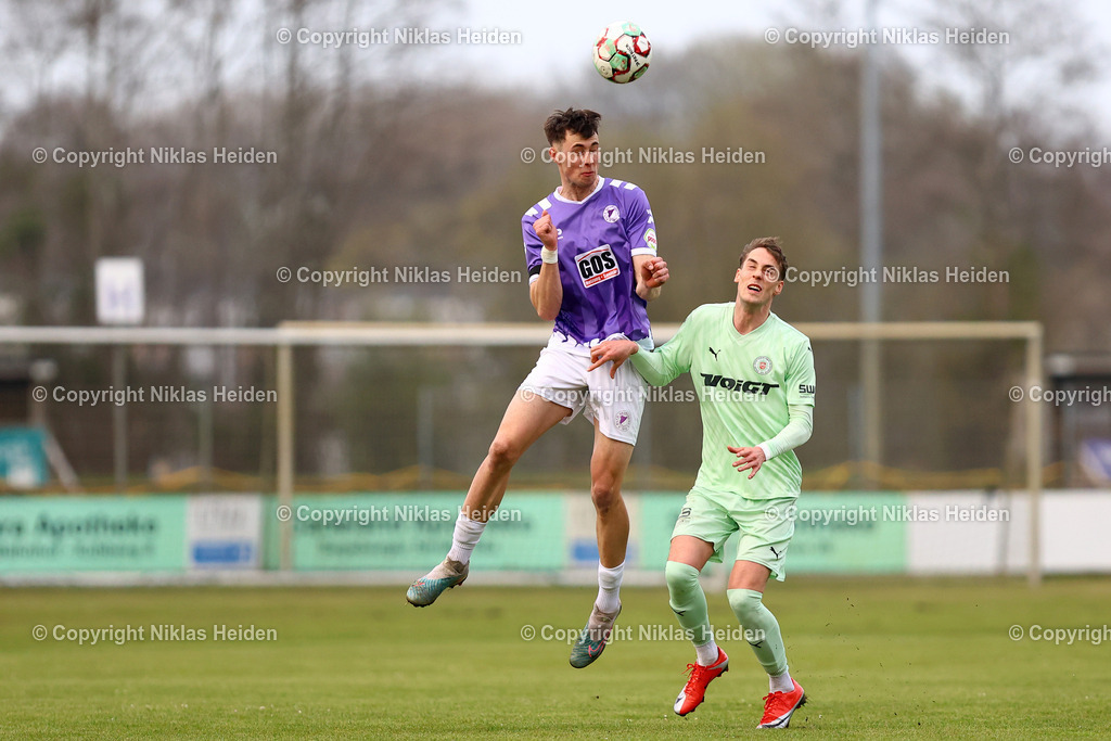 NH_VfRNeumuenster_PSVNeumuenster_FlensOberliga_15042026 | #17 Nick Neca (VfR Neumünster), #11 Jesper Tiedemann (PSV Union Neumünster)Fußball I Herren I Flens Oberliga I Saison 2025-2026  I 19. Spieltag I VfR Neumünster - PSV Union Neumünster I 15.04.2026 I VfR Stadion HSP (Grümmi Arena)