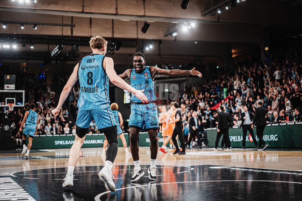 Basketball | Männer | Saison 2025/2026 | easyCredit Basketball Bundesliga | Veolia Towers Hamburg vs. Ratiopharm Ulm | 18.01.2026 | Jubel nach dem Abpfiff v.l. Jared Grey (#8, Veolia Towers Hamburg) und Osaro Jürgen Rich (#3, Veolia Towers Hamburg)