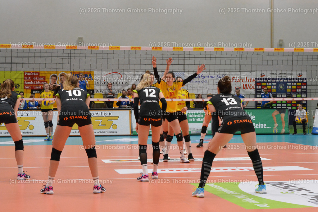 VBL VFB SUHL vs. LADIES IN BLACK AACHEN | Ladys in Black warten auf Balll; VBL VFB SUHL vs. LADIES IN BLACK AACHEN, Volleyball-Bundesliga Frauen am 03.02.2018 in der Multihalle in Meiningen, (Deutschland) - Realisiert mit Pictrs.com
