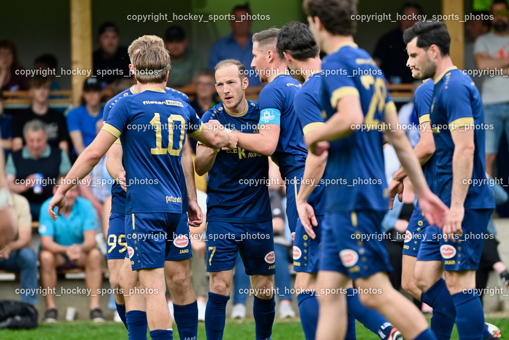 ATUS Velden vs. SV Dellach Gail | Jubel ATUS Velden Mannschaft, #10 Lukas Lausegger ATUS Velden, #7 Mario Kröpfl ATUS Velden, ATUS Velden vs. SV Dellach Gail, ATUS Velden vs. SV Dellach Gail am 03.05.2025 in Velden (Wald Arena Velden), Austria, (Photo by Bernd Stefan)