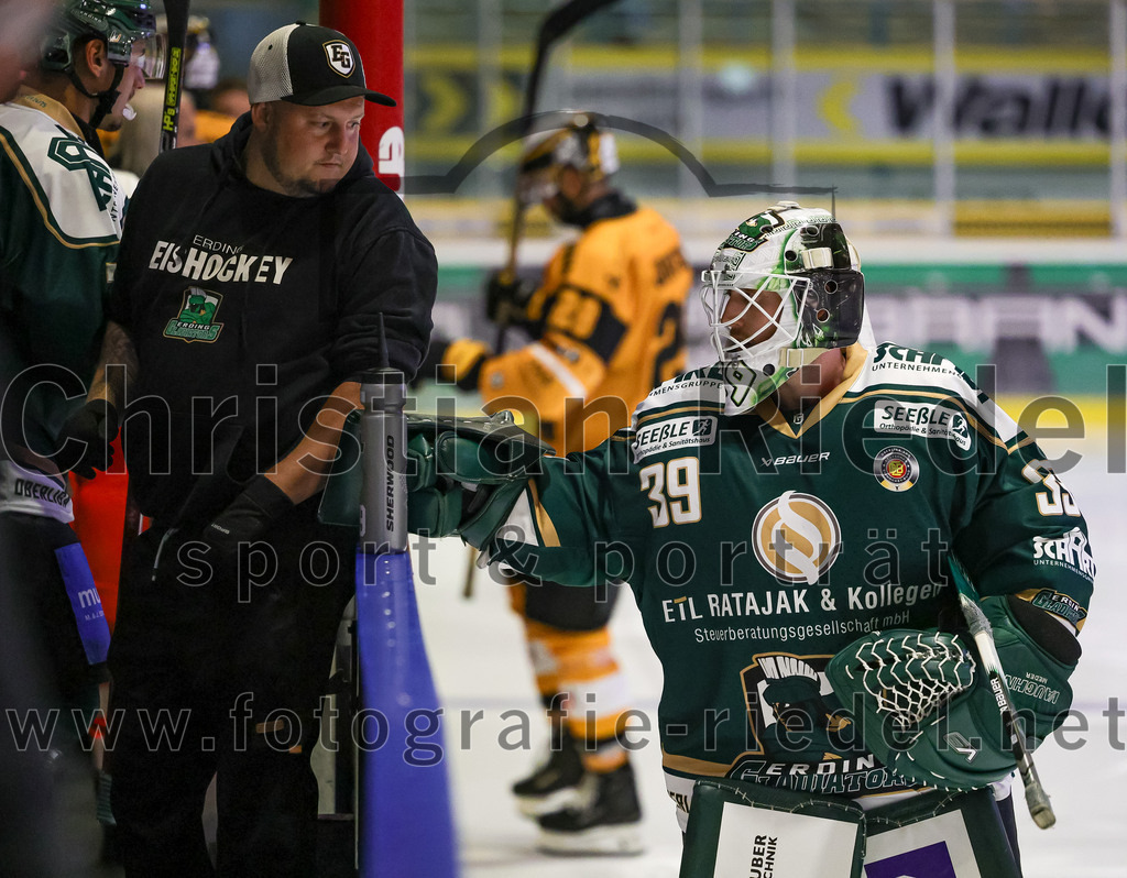 2025-08-22_002_TSV_Erding_gegen_EV_Fuessen | Erding, Deutschland, 22.08.2025:Eishockey, Oberliga Süd 2025 / 2026, Testspiel, TSV Erding gegen EV Füssen, Endergebnis: 1:4Torwart Leon Meder (Erding Gladiators, #39)Foto: Christian Riedel / fotografie-riedel.net
