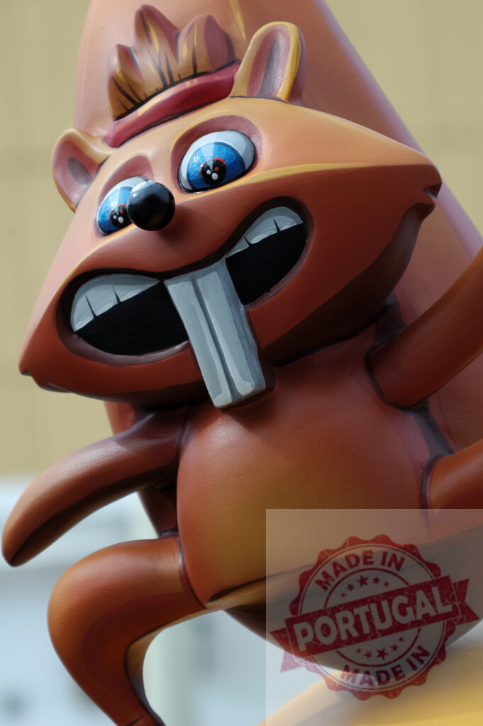 Beaver cartoon mascot sculpture with blue eyes. Fallas Fiestas Communidad Valenciana | Beaver character sculpture featuring prominent teeth, blue eyes, and wearing a crown - Realisiert mit Pictrs.com