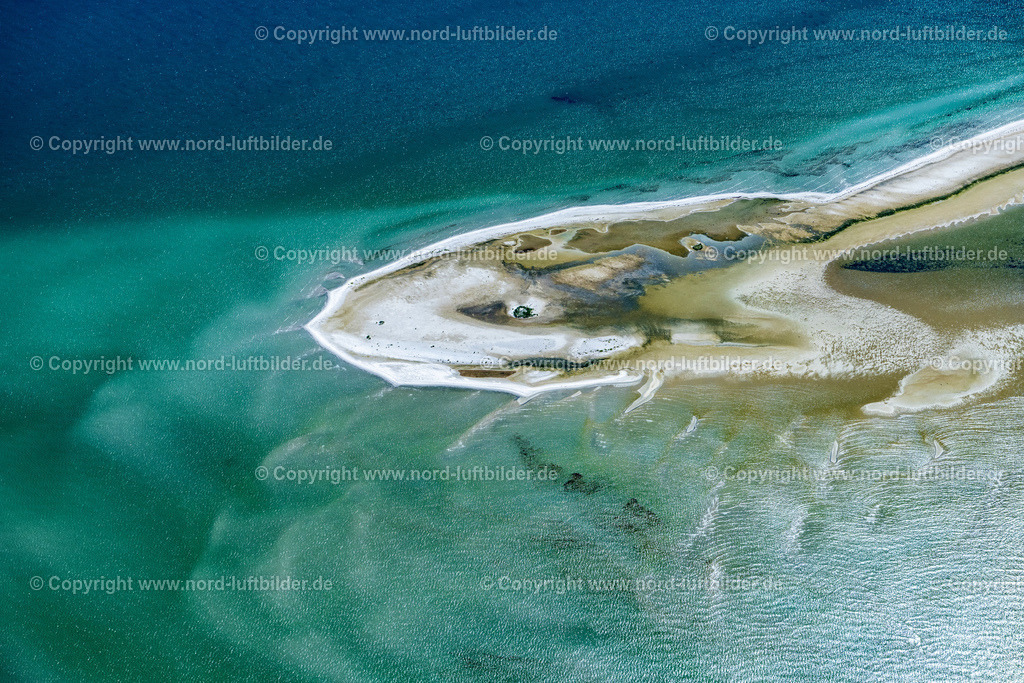 Darss_Naturschutzgebiet_ELS_8577100822 | BORN AM DARß 10.08.2022 Sandbank- Landfläche durch Strömungen unter der Meeres- Wasseroberfläche der Ostsee am Naturschutzgebiet Darsser Ort in Born am Darß an der Ostseeküste im Bundesland Mecklenburg-Vorpommern, Deutschland. Weiterführende Informationen bei: NABU - Naturschutzbund Deutschland e.V.. // Sandbank- land area by flow under the sea water surface the Baltic Sea at the Darsser Ort nature reserve in Born am Darss at the baltic sea coast in the state Mecklenburg - Western Pomerania, Germany. Further information at: NABU - Naturschutzbund Deutschland e.V.. Foto: Martin Elsen