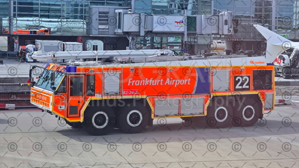 Flughafenlöschfahrzeug GFLF | Das Flugfeldlöschfahrzeug Simba der Flughafenfeuerwehr des Flughafens Frankfurt am Main vor dem Flughafenterminal.