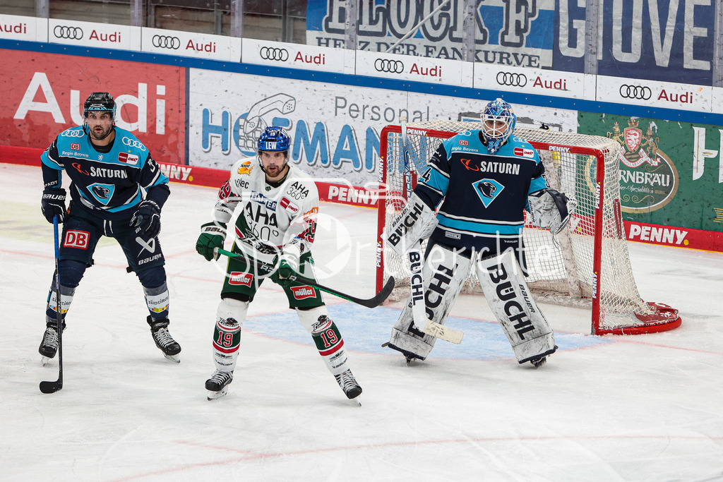 ERC Ingolstadt - Augsburger Panther | Andrew LeBlanc (AEV #19) versucht Maichael GARTEIG (ERC #34) die Sicht zu nehmen