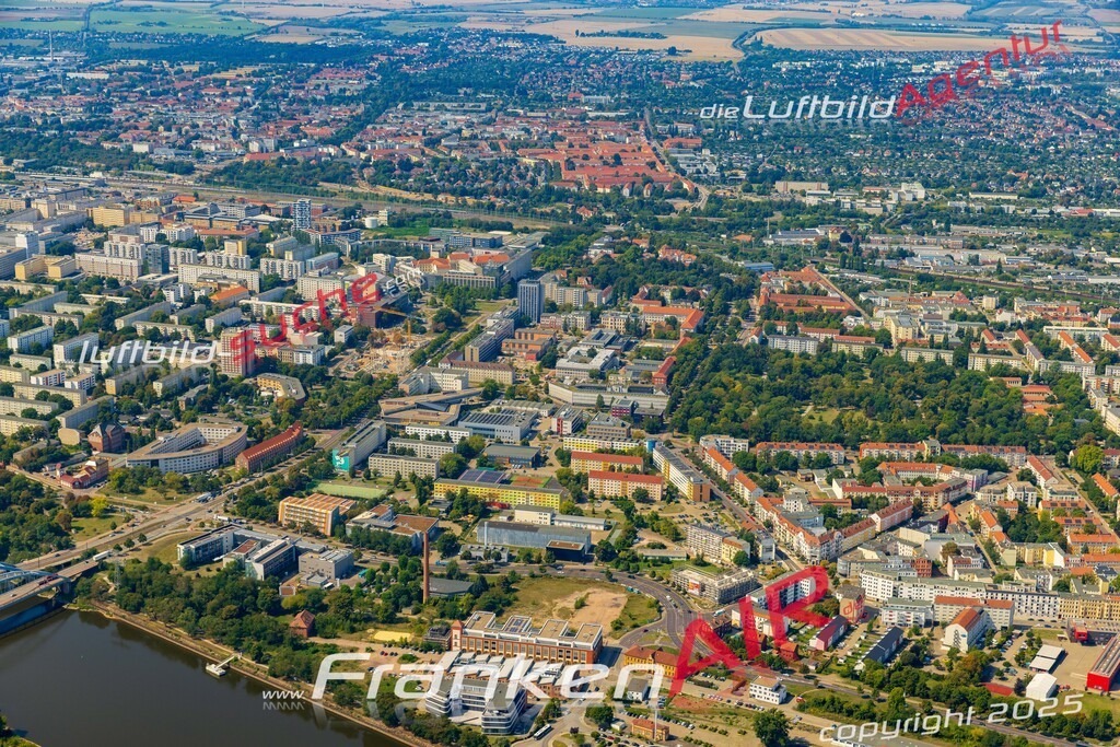 Uni Magdeburg Bild- Das Luftbild wurde 2025 vom UL-Flugzeug heraus erstellt ( keine Drohne bzw. Drohnenaufnahme ) - Hochauflösende Luftaufnahme -Nicht vergleichbar mit Google Maps oder Satelittenbilder- Die Geschenkidee !Mit Lizenz und Bildrechte bestellbar - CC