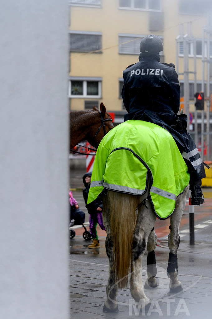 _DWA2205 | Trotz Nieselregen schlängelte sich der „Gaudiwurm“ am Sonntag durch die Nürnberger Innenstadt an tausenden Faschingsfans vorbei.  Nürnberg, 11.02.2024 - Realisiert mit Pictrs.com