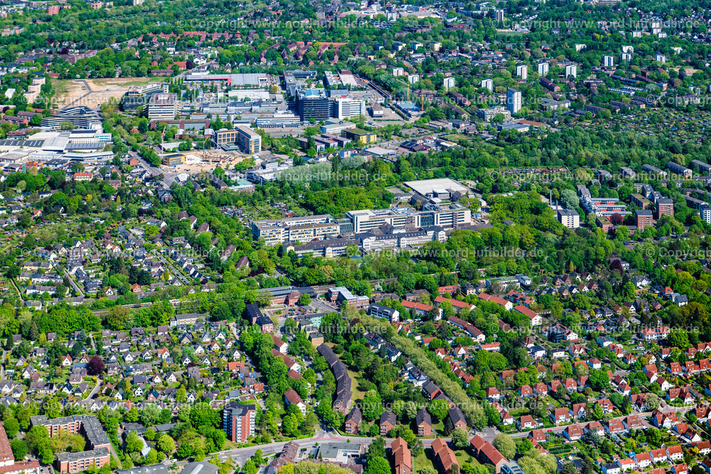 Hamburg_Bramfeld_Otto_Bundeswehr_Krankenhaus_ELS_3375010525 | HAMBURG 01.05.2025 Klinikgelände des Krankenhauses " Bundeswehr Krankenhaus " in Bramfeld in Hamburg, Deutschland. Weiterführende Informationen bei: Bundeswehr Krankenhaus Hamburg. // Hospital grounds of the " Bundeswehr Hospital " in Bramfeld in Hamburg, Germany. Further information at: Bundeswehr Krankenhaus Hamburg. Foto: Martin Elsen