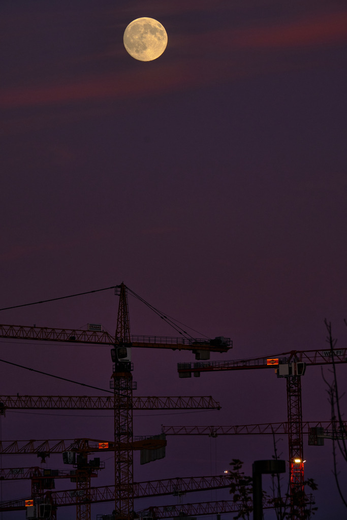  Supermond über einer Baustelle mit Hochkran | Wien, Austria - November 04, 2025: Supermond über einer Baustelle mit Hochkran. - Realisiert mit Pictrs.com