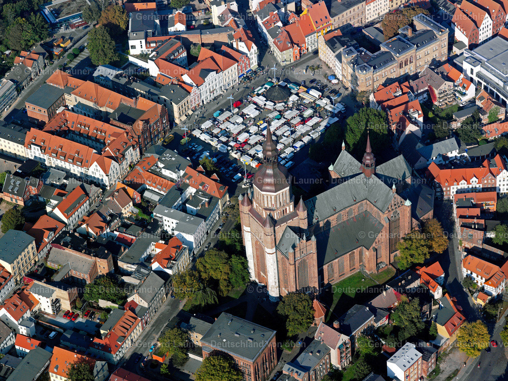 2581128 | STRALSUND 2005Kirchengebäude " Marienkirche " im Altstadt- Zentrum der Innenstadt in Stralsund im Bundesland Mecklenburg-Vorpommern, Deutschland. Weiterführende Informationen bei: Stiftung Kulturkirche St. Jakobi Stralsund. // church building in " Kulturkirche St. Jacobi " Old Town- center of downtown in Stralsund in the state Mecklenburg - Western Pomerania, Germany. Further information at: Stiftung Kulturkirche St. Jakobi Stralsund. Foto: Gerhard Launer