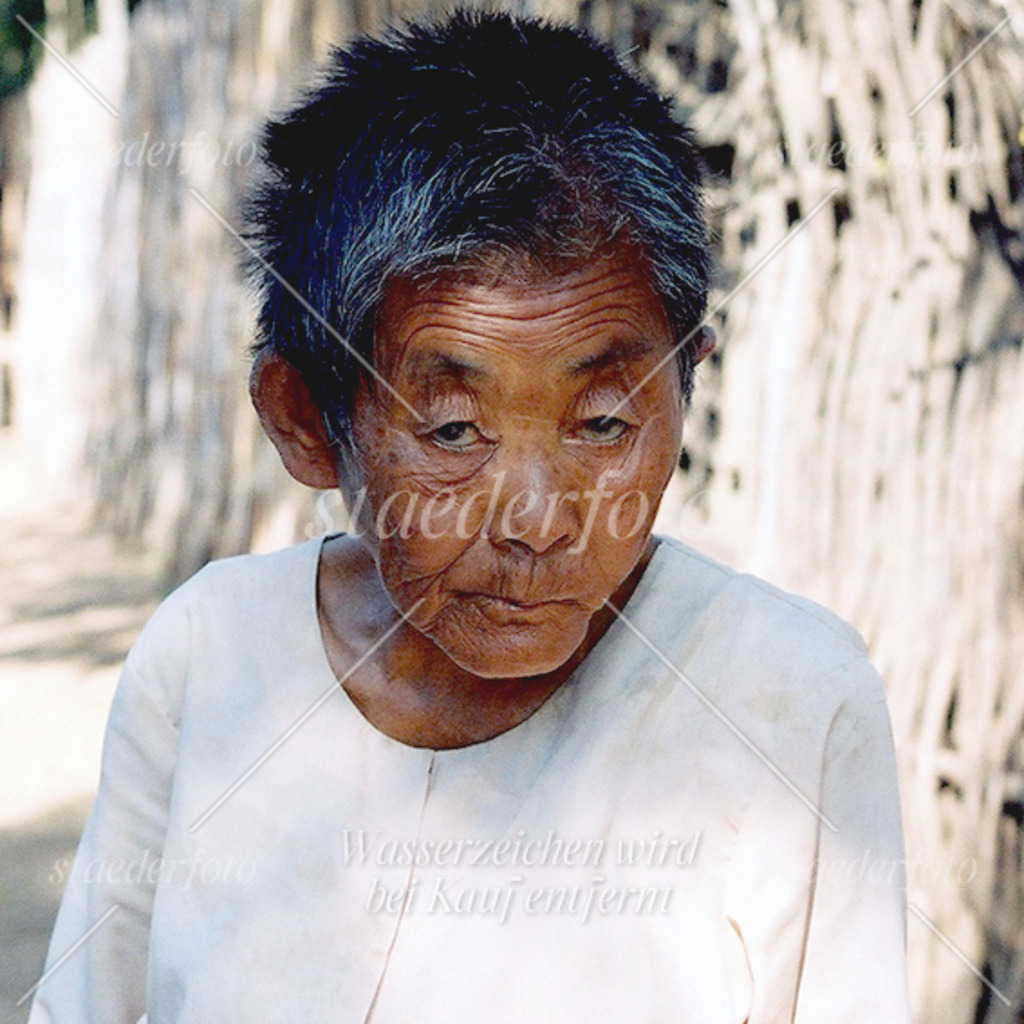Alte_Frau_im_Dorf | Der Fotograf für Portraitfotografie aus Berlin | staederfoto.de - Realisiert mit Pictrs.com