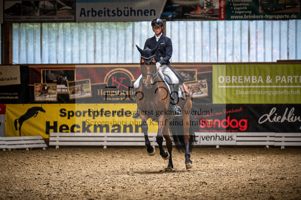 DOS_1025 | Entdecke hochwertige Reitturnierfotos von Foto Oger. Professionell, emotional und authentisch – jetzt Lieblingsmomente im Shop bestellen.Deutschlandweite Turnierfotografie. - Realisiert mit Pictrs.com
