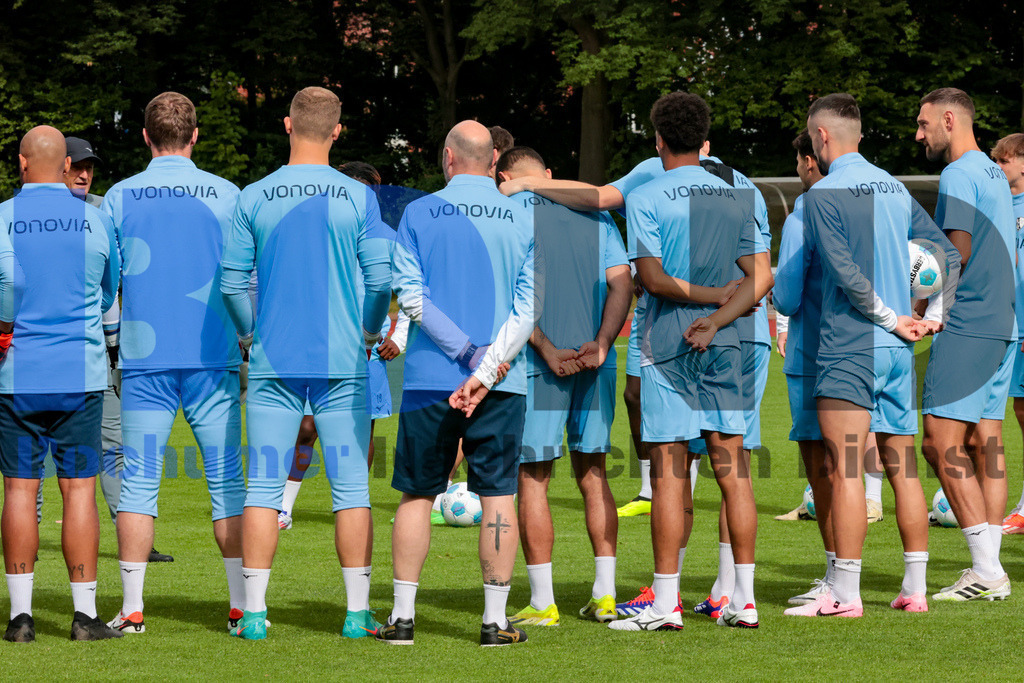 1. Fussball Bundesliga:  Trainingsauftakt VfL Bochum 1848 {date} -  | {headline}(Foto: Sebastian Sendlak / BOND)DFL regulations prohibit any use of photographs as image sequences and/or quasi-videos. - Realisiert mit Pictrs.com