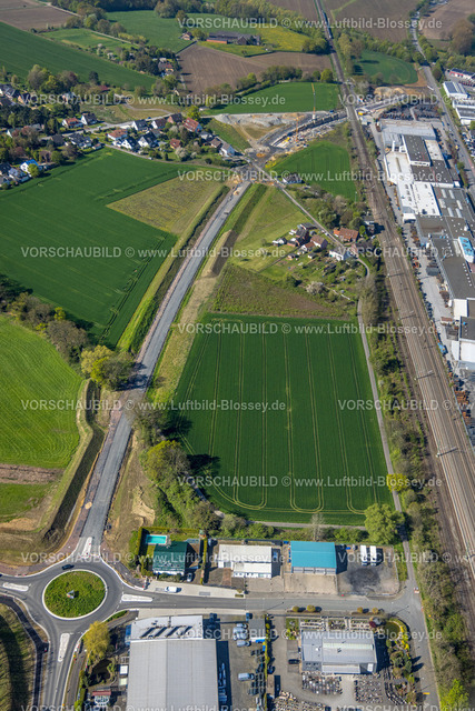 Kamen230406032 | Luftbild, Baustelle und neuer Kreisverkehr, Wiesenfläche, Gewerbegebiet zwischen Buschweg und Dortmunder Allee, Kamen, Ruhrgebiet, Nordrhein-Westfalen, Deutschland
